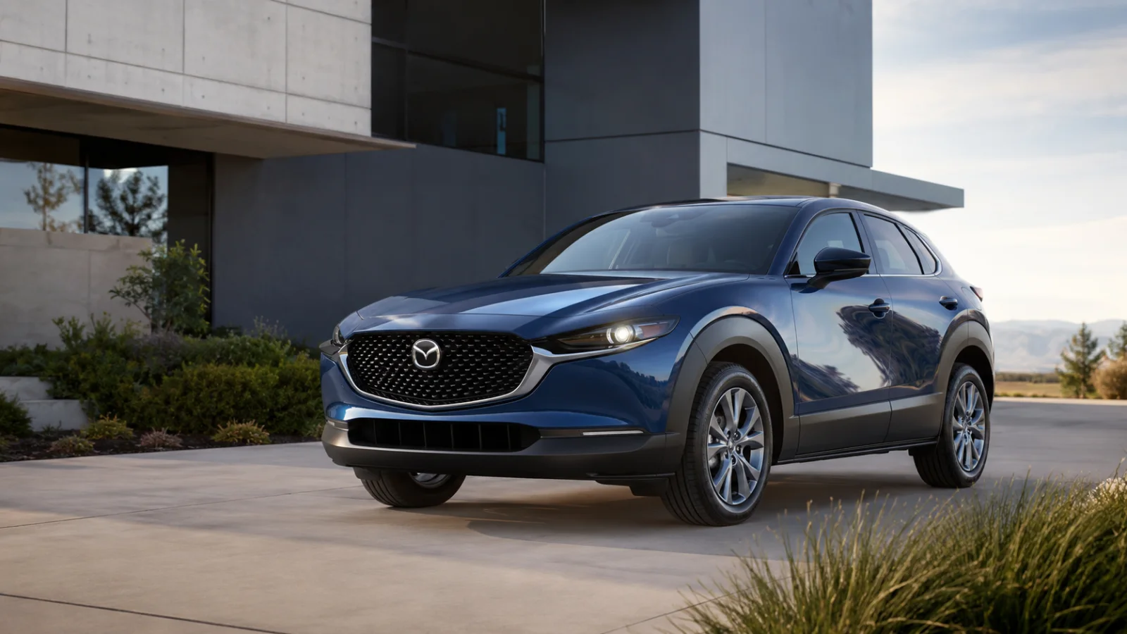 Mazda CX-30 สีน้ำเงิน รถครอสโอเวอร์ SKYACTIV สำหรับหน้าบริการซ่อม Mazda CX-30 นครราชสีมา