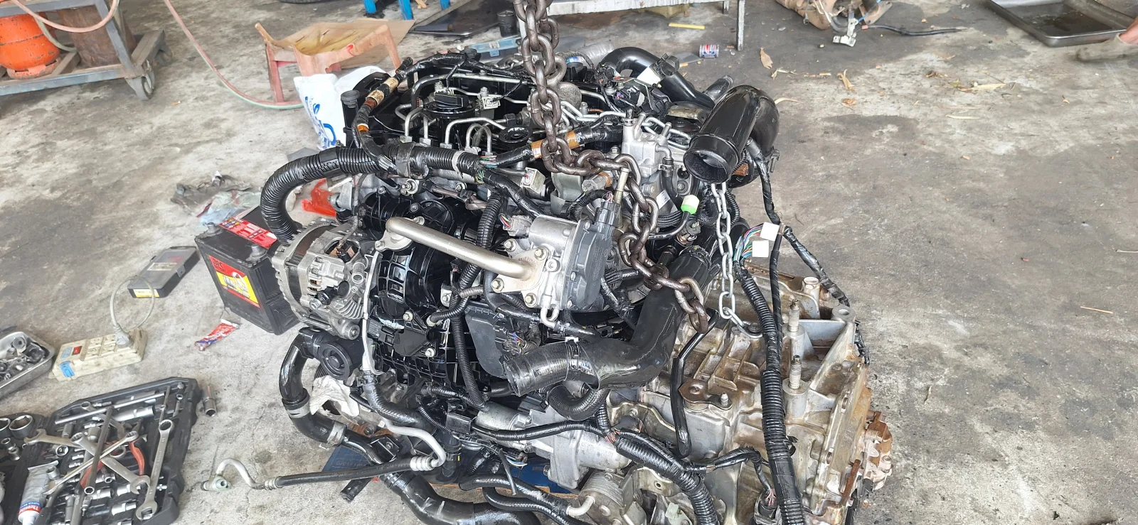 เครื่องยนต์ดีเซล Mazda2 SKYACTIV-D 1.5 พร้อมชุดเกียร์ที่ถอดออกจากรถเพื่อการตรวจสอบและซ่อมโดยอู่ซ่อม Mazda นครราชสีมา ว.ออโต้เซอร์วิส