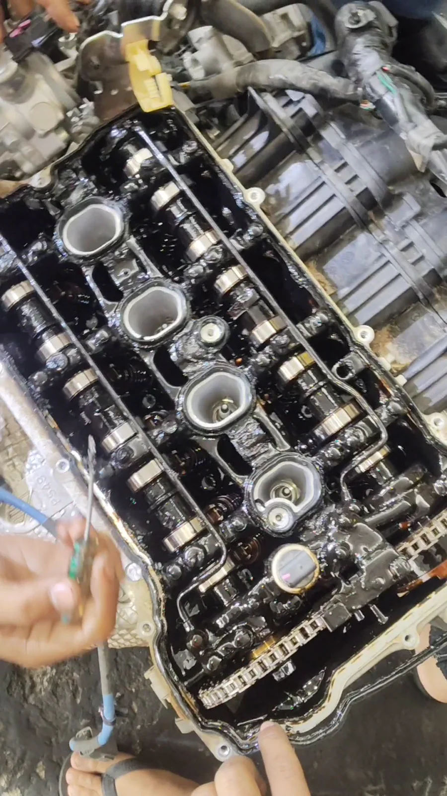 ภายในเครื่องยนต์ Mazda2 SKYACTIV-G 1.3 มีคราบน้ำมันเครื่องเหนียวสีดำคล้ายยางมะตอย จากการไม่เปลี่ยนถ่ายน้ำมันเครื่องตามระยะ