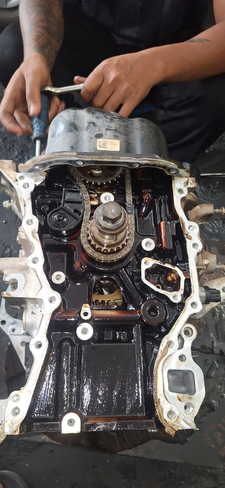 ภายในเครื่องยนต์ Mazda2 SKYACTIV-G 1.3 มีคราบน้ำมันเครื่องเสื่อมสภาพเหนียวสีดำคล้ายยางมะตอยสะสมบริเวณโซ่ไทม์มิ่ง