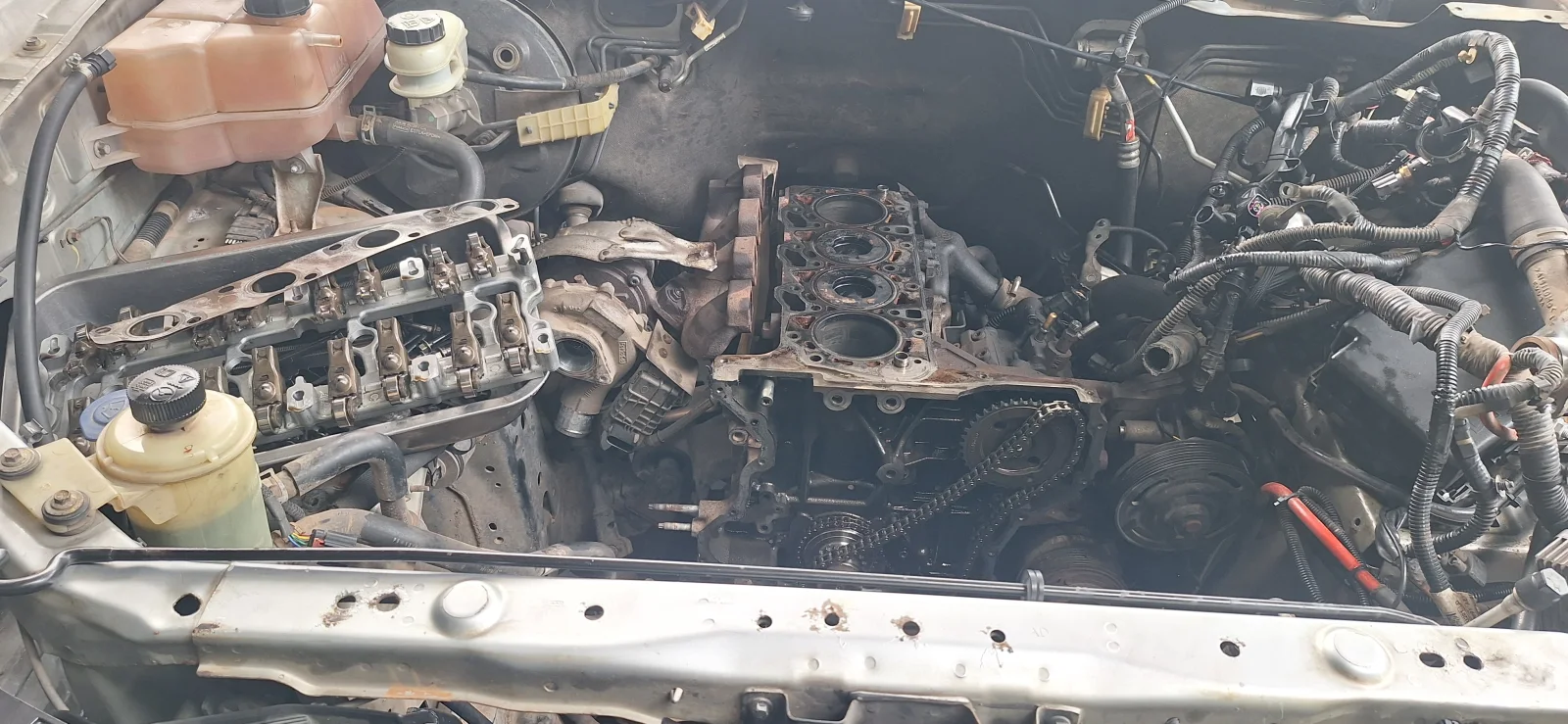 งานเปิดฝาสูบ Mazda BT-50 Pro 2.2 ดีเซล ตรวจสอบความเสียหายภายในเครื่องยนต์ อู่ ว.ออโต้เซอร์วิส นครราชสีมา