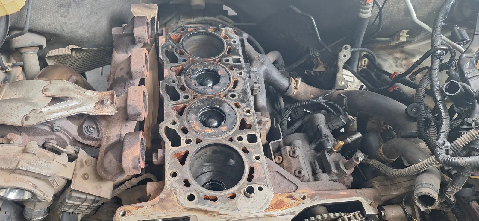 ภาพบล็อกเครื่องยนต์ Mazda BT-50 Pro 2.2 ดีเซล หลังเปิดฝาสูบ เพื่อตรวจสอบกระบอกสูบและลูกสูบ