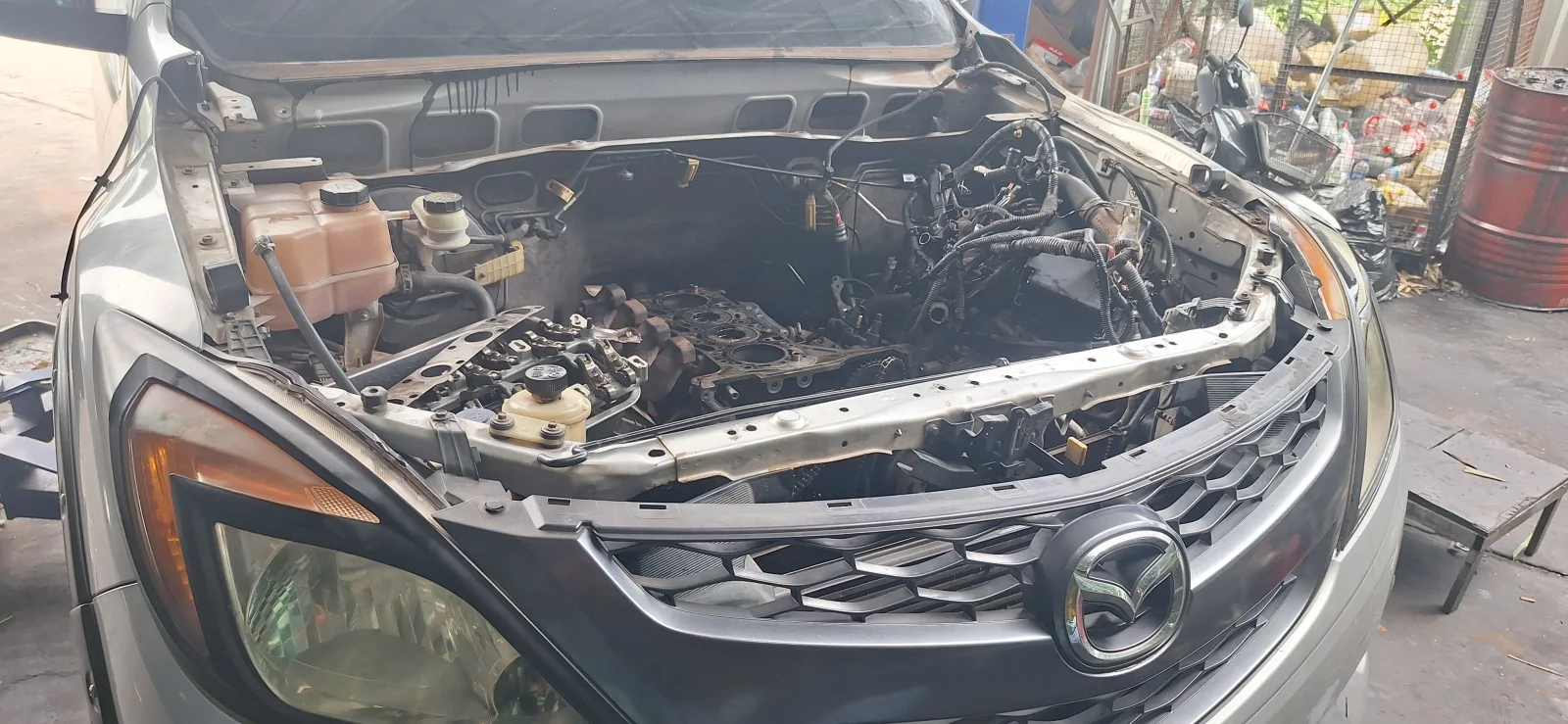 Mazda BT-50 Pro 2.2 ดีเซล กำลังรื้อเครื่องยนต์เพื่อโอเวอร์ฮอลใหม่ ที่อู่ ว.ออโต้เซอร์วิส